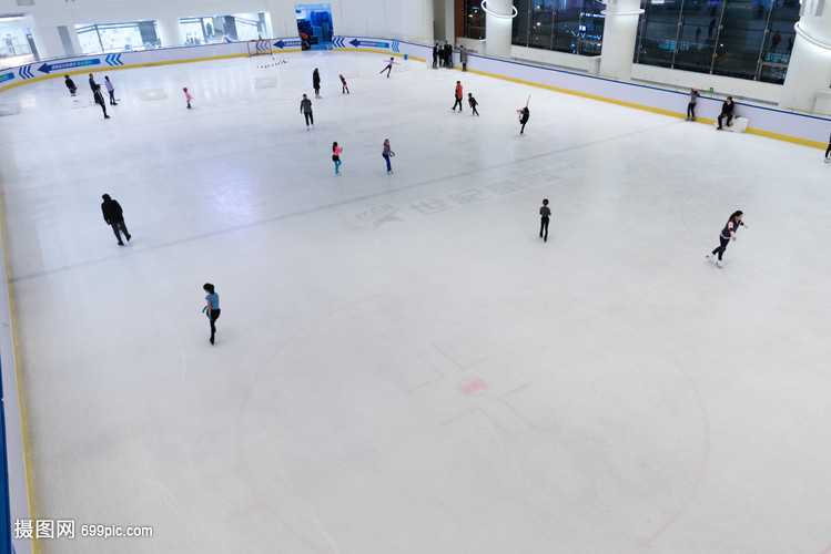 旱冰场上滑冰的人