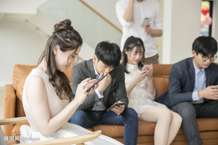 青年聚会玩手机
