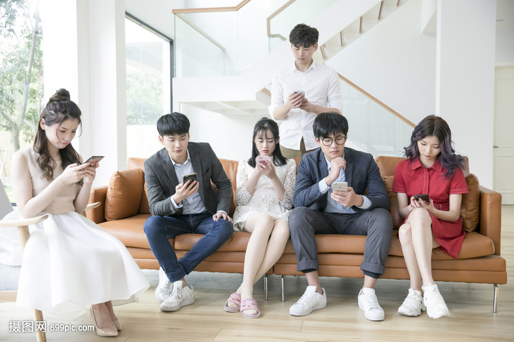 青年聚会玩手机