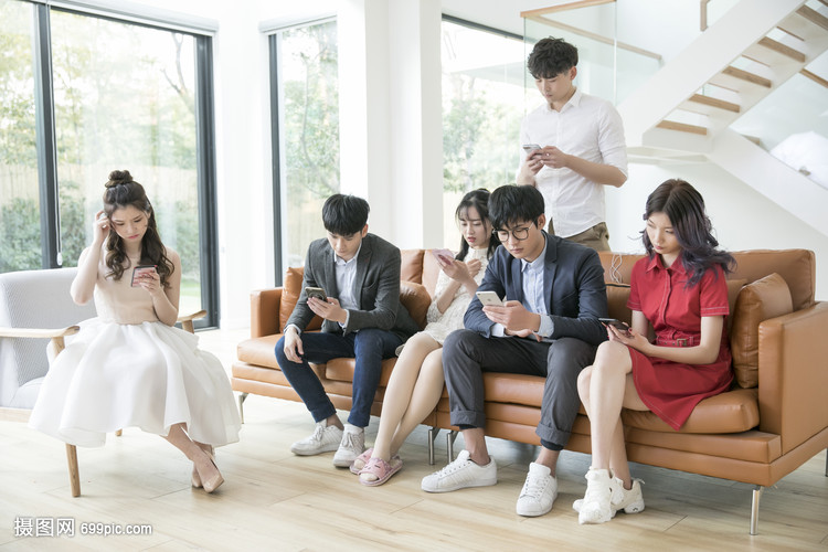 青年聚会玩手机