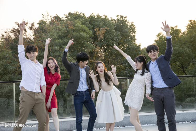 青年聚会一起欢乐跳舞