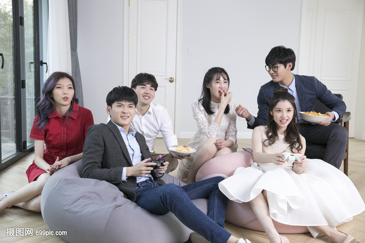 朋友们一起玩游戏