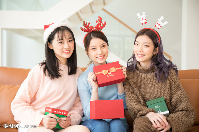 圣诞节互送礼物的闺蜜