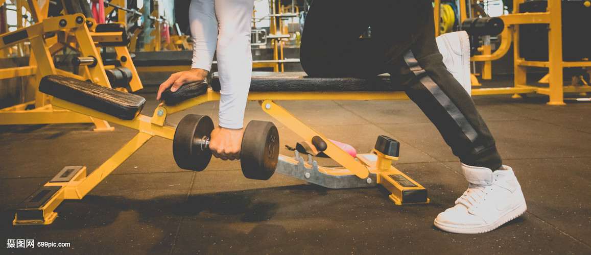 健身运动背部肌肉训练哑铃动作