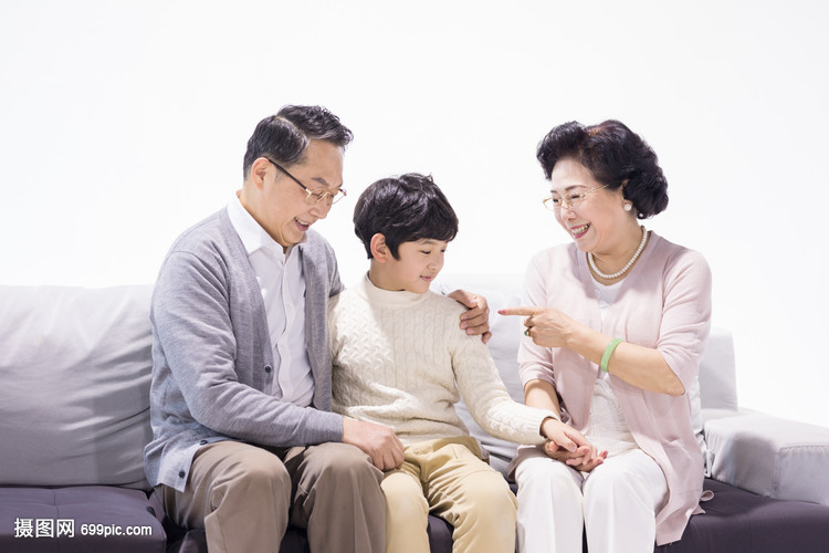 爷爷奶奶和孙子开心地坐在沙发上
