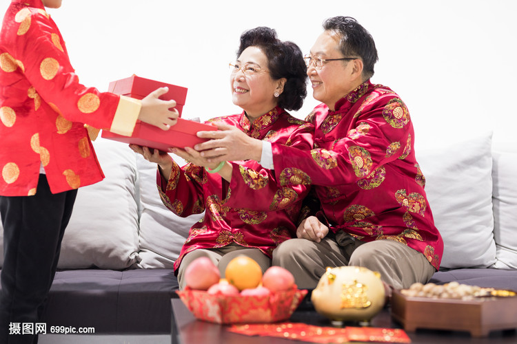 春节晚辈给长辈送礼物