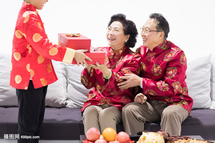 春节晚辈给长辈送礼物