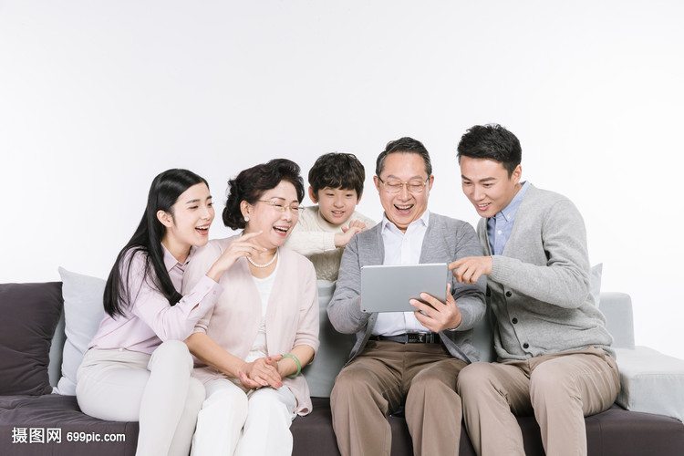一家人用平板电脑看电影