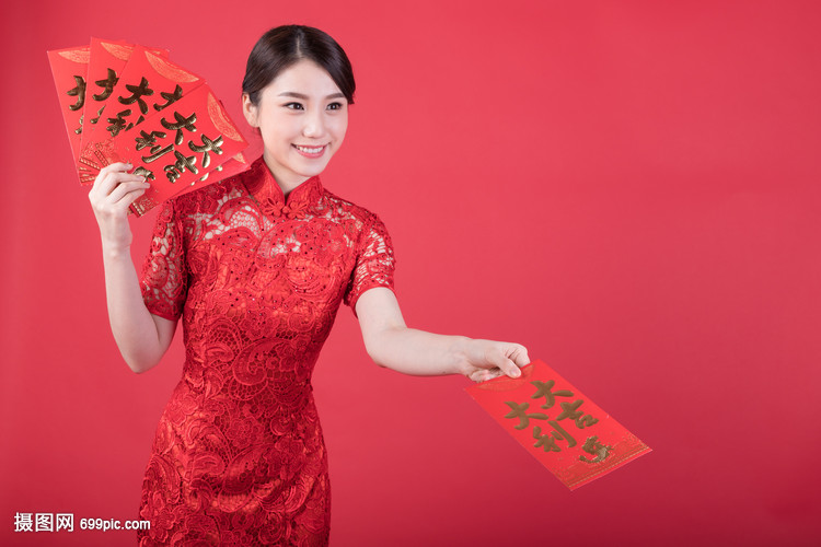 新春发红包的野兽来福与美女美女的图片