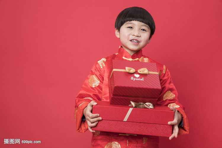新年送礼物的小孩子