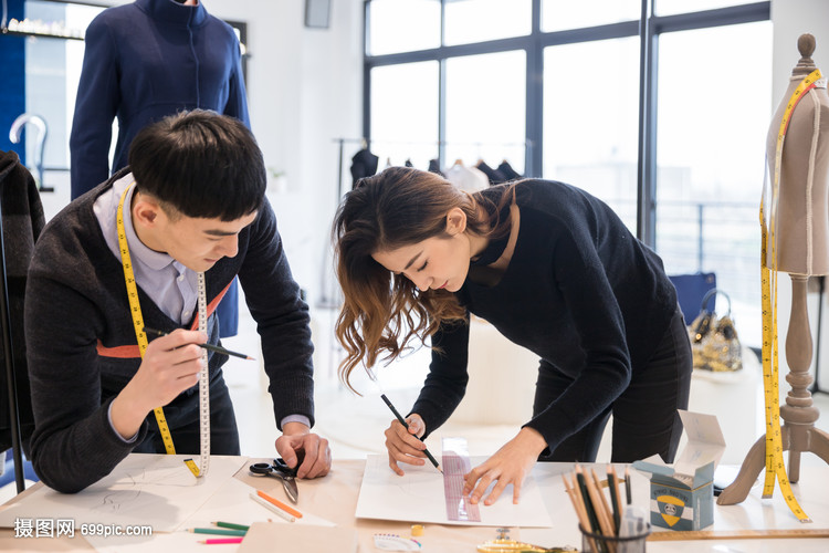 服装设计师团队在工作