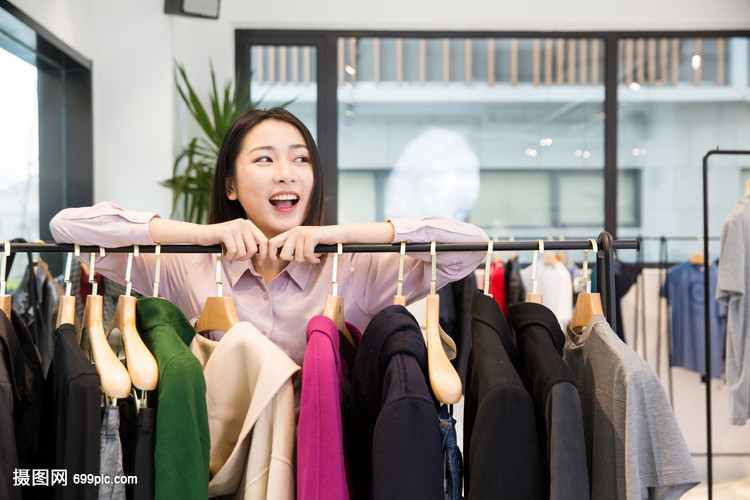 年轻女性服装店购物