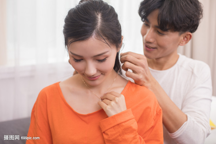 情人节男生给女生送礼物