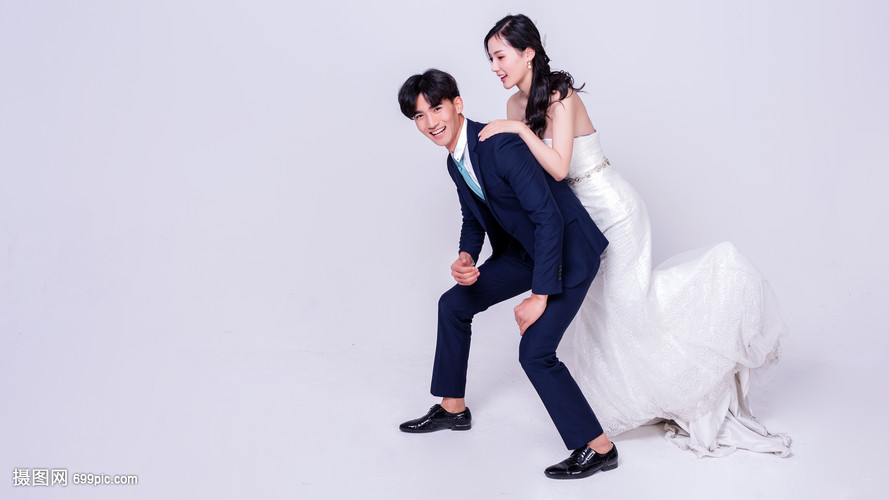男生情侣女生背女生水婚纱没图片