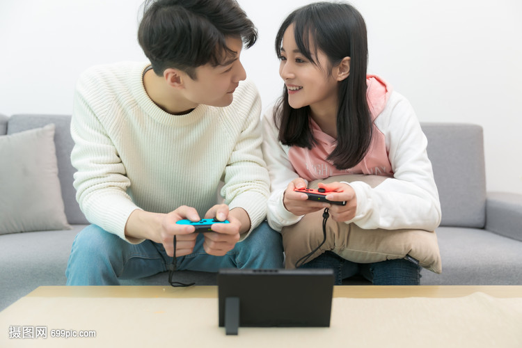 在客厅一起玩游戏的情侣