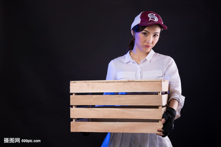 吃鸡角色扮演的女生抱箱