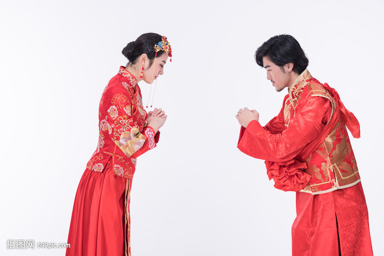 中式礼袍的夫妻对拜