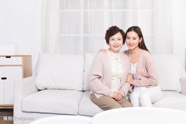 女儿和妈妈在客厅沙发聊天