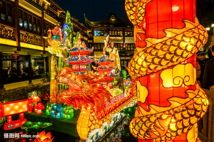 春节的上海城隍庙庙会张灯结彩