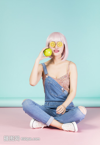 拿着柠檬的可爱女生