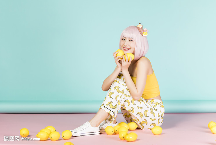 拿着柠檬的少女