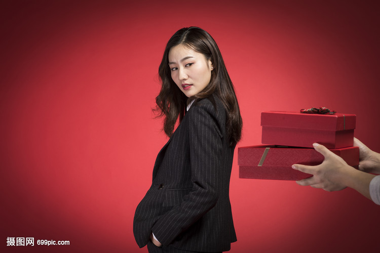 拒绝他人礼物的职业女性