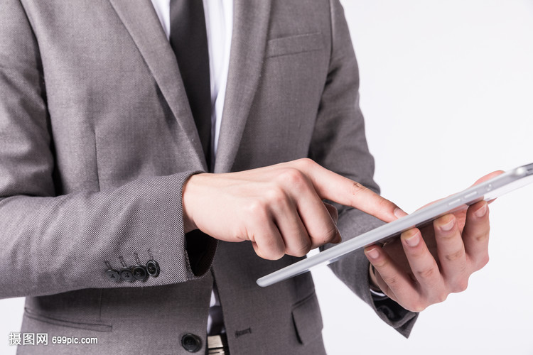 商务人士操作平板电脑特写