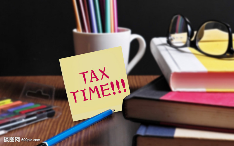 在办公桌上的便利贴上记录 纳税日