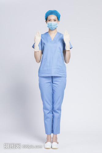穿着手术服的医生