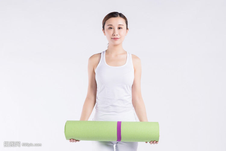 拿着瑜伽垫的年轻女人
