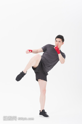 健身男性自由搏击抬腿踢腿