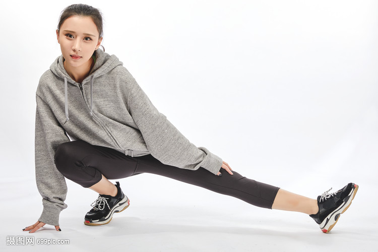 青年女性伸展准备运动