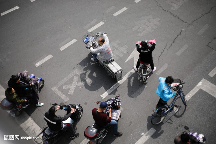 遵守交通法规非机动车随意变道逆行