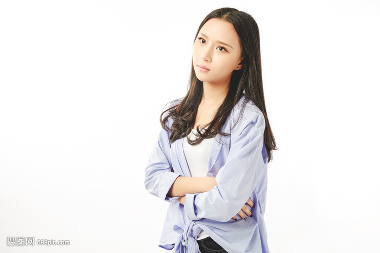 年轻女孩生气不开心表情