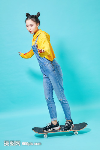 青年女性滑滑板动作
