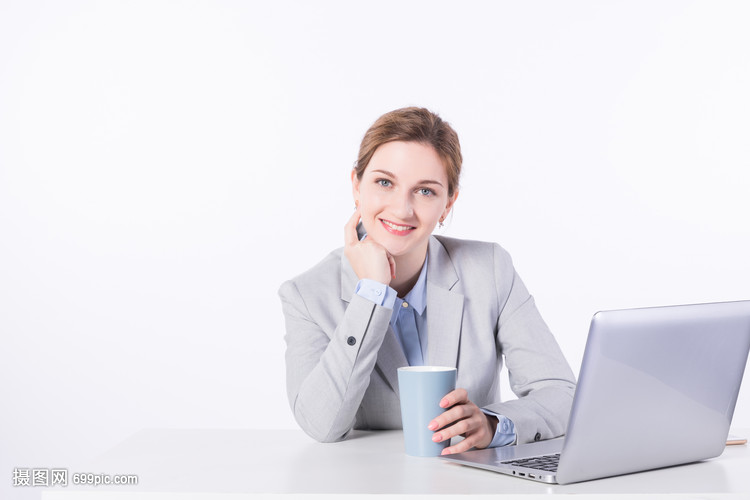 外国女性工作休息喝水