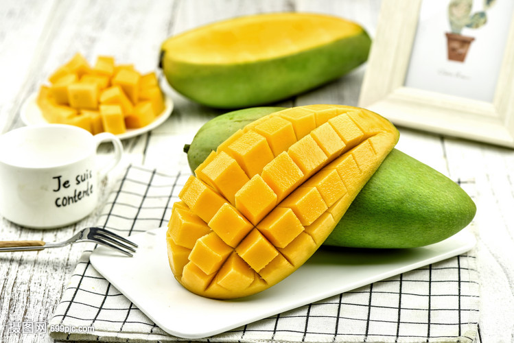 切开的新鲜大青芒