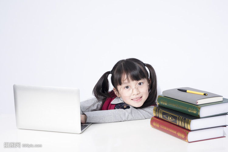 用笔记本电脑学习的小女孩