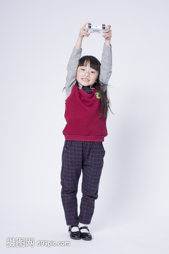 玩游戏的小女孩