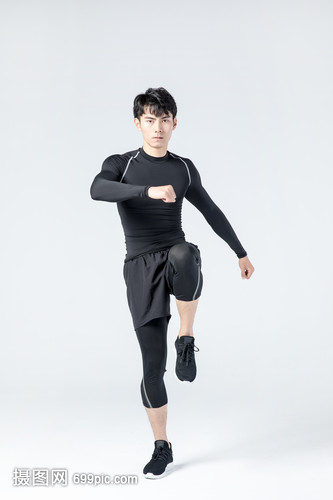 运动男性人像高抬腿