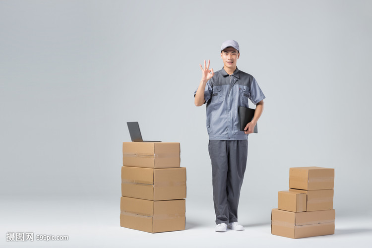仓库工人检查货物
