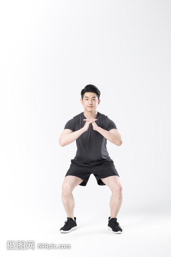 做深蹲跳的运动男性