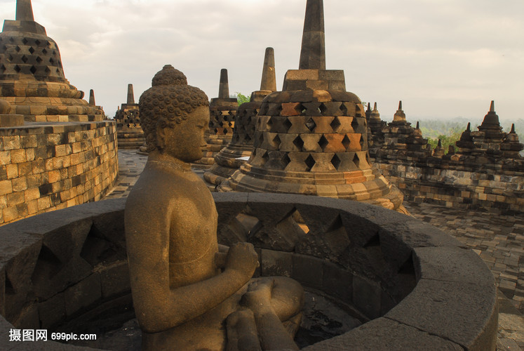 印尼爪哇岛上的婆罗浮屠佛塔