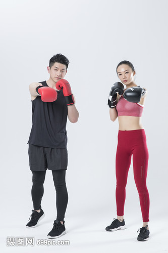 一起拳击的运动男女