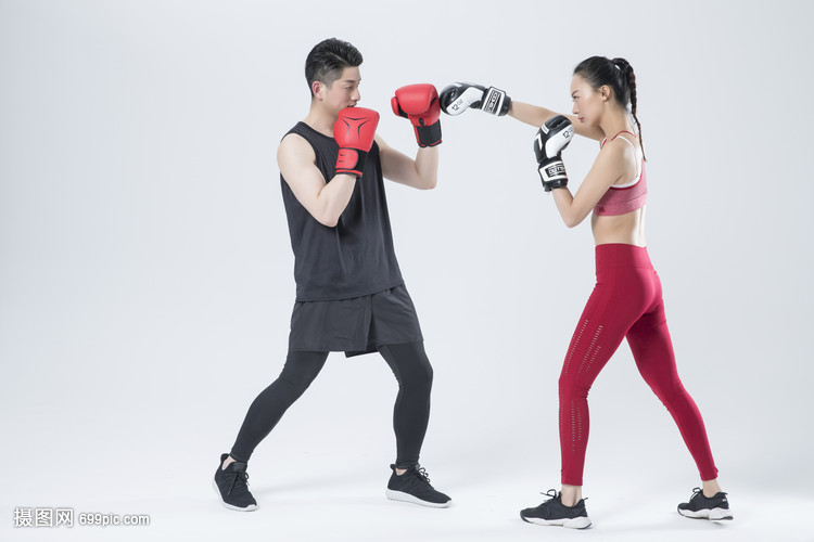一起拳击的运动男女