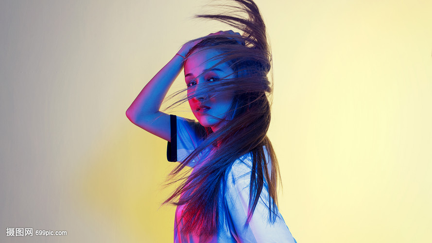 年轻女性色彩创意情绪甩发