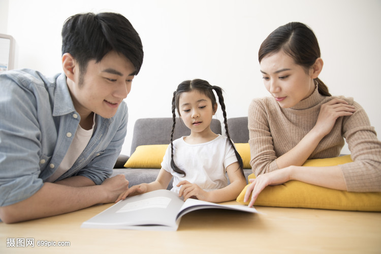 一家人在新家客厅里一起看书阅读