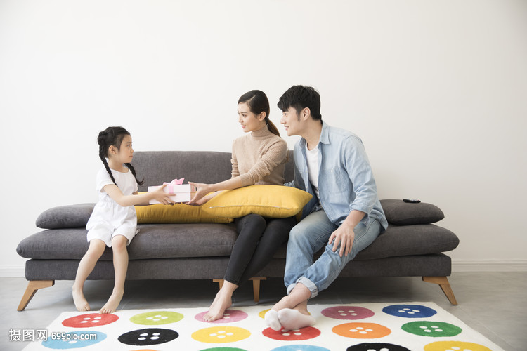 孩子给爸爸妈妈送礼物