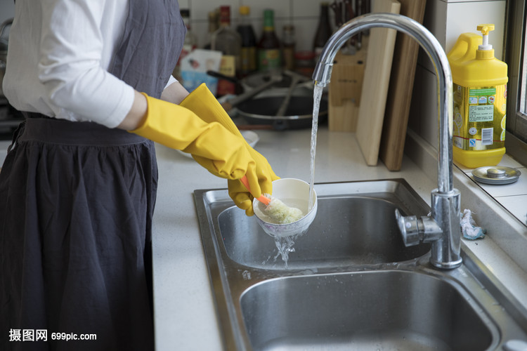 妈妈在新家厨房洗碗