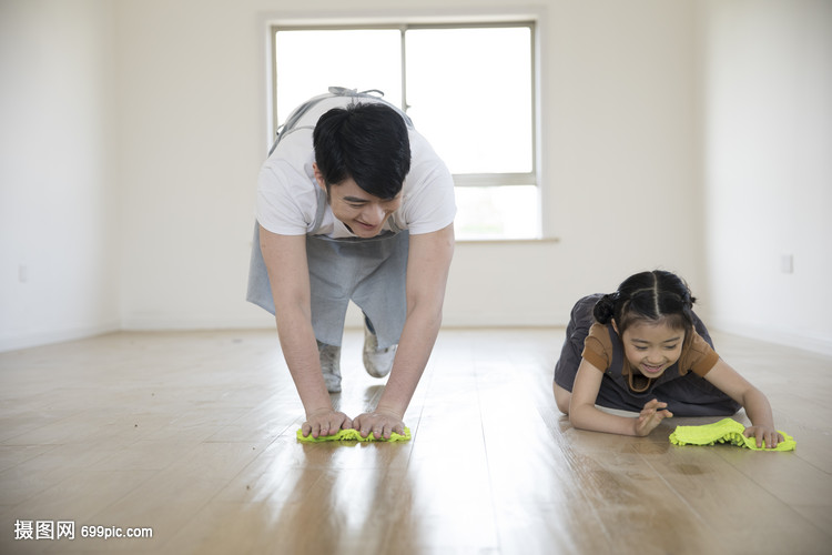 爸爸和女儿擦地
